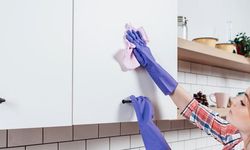 Mutfak dolaplarını bu malzemeyle silmek yetiyor! Dolaplar ışıl ışıl parlıyor