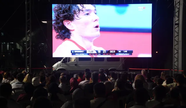 Bursa Osmangazi Meydanı'ndan milli heyecana ortak olundu