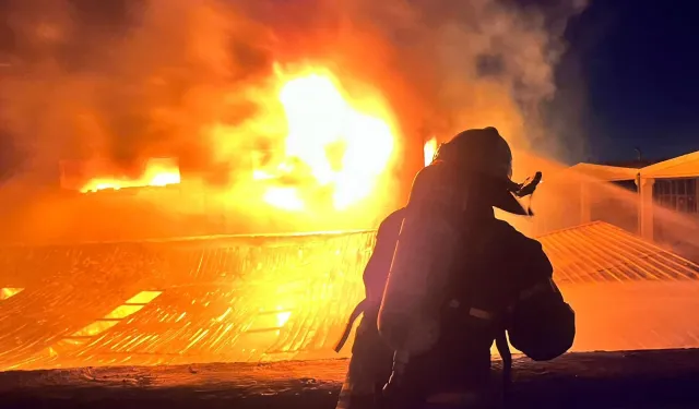 İzmir İtfaiyesi fabrikayı saran alevleri söndürdü