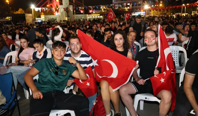 Kocaeli Kent Meydanı'nda yer gök kırmızı-beyaz