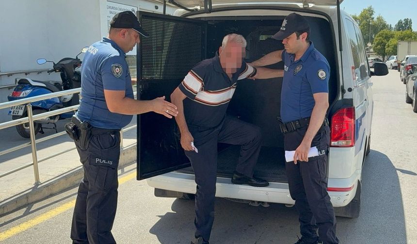 Otobüste tek altı fotoğraf çeken emekli hakime gözaltı