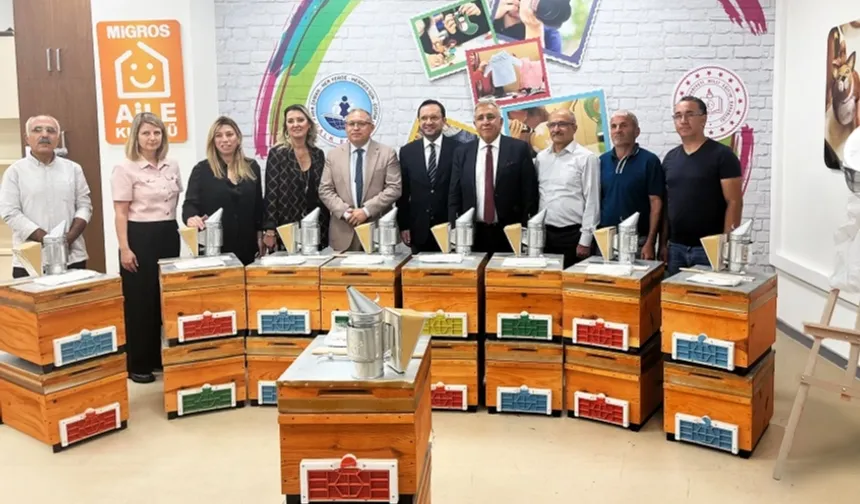 Yalova'da başarılı kursiyerlere arıcılık başlangıç seti desteği