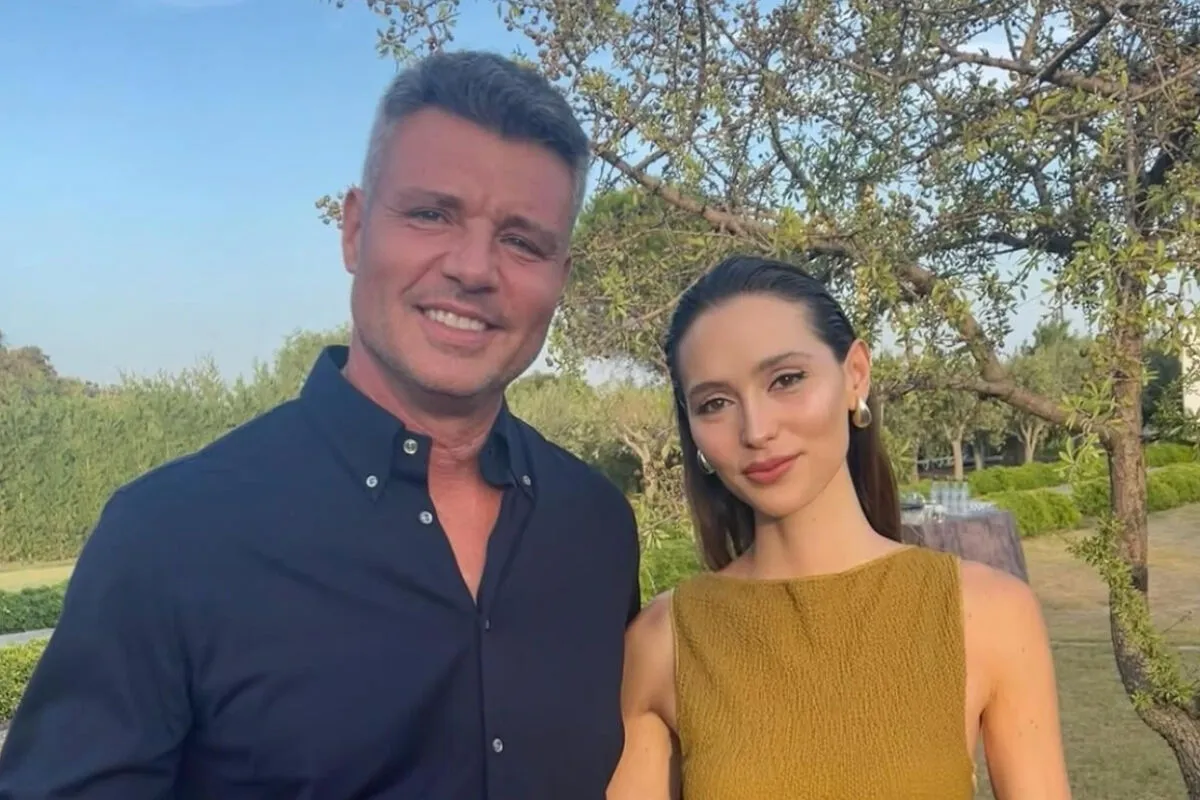 [RESİM: Sadettin Saran'ın kızları Lâl ve Beliz Saran ile çekilmiş samimi bir aile fotoğrafı]