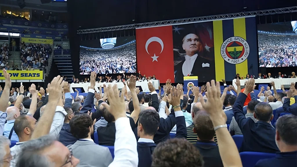 [Resi̇m Fenerbahçe Başkanlık Seçimi Atmosferini Yansıtan, Kongre Üyelerinin Olduğu Bir Fotoğraf]