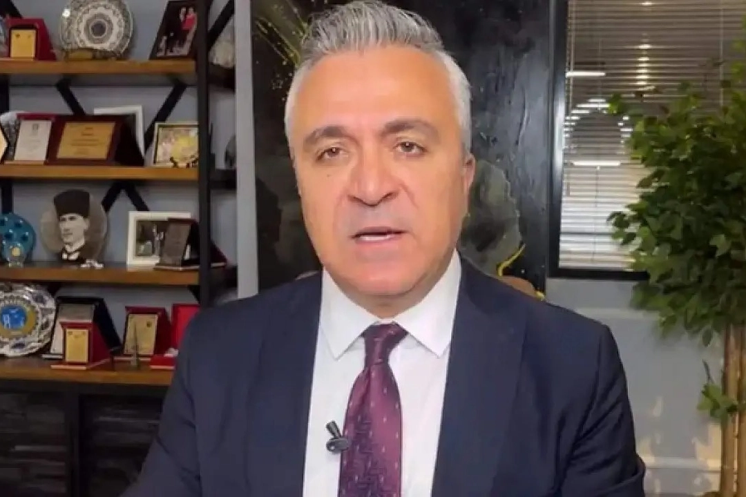 [RESİM: SGK Uzmanı Özgür Erdursun'un bir TV programında konuşurken çekilmiş, konunun ciddiyetini yansıtan bir fotoğrafı.]